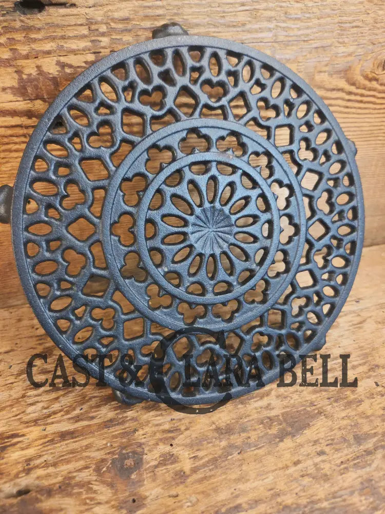Griswold made ’Old Lace’ table trivet. #1739 perfect for your kitchen or dinner table! Very desirable piece! - Dutch