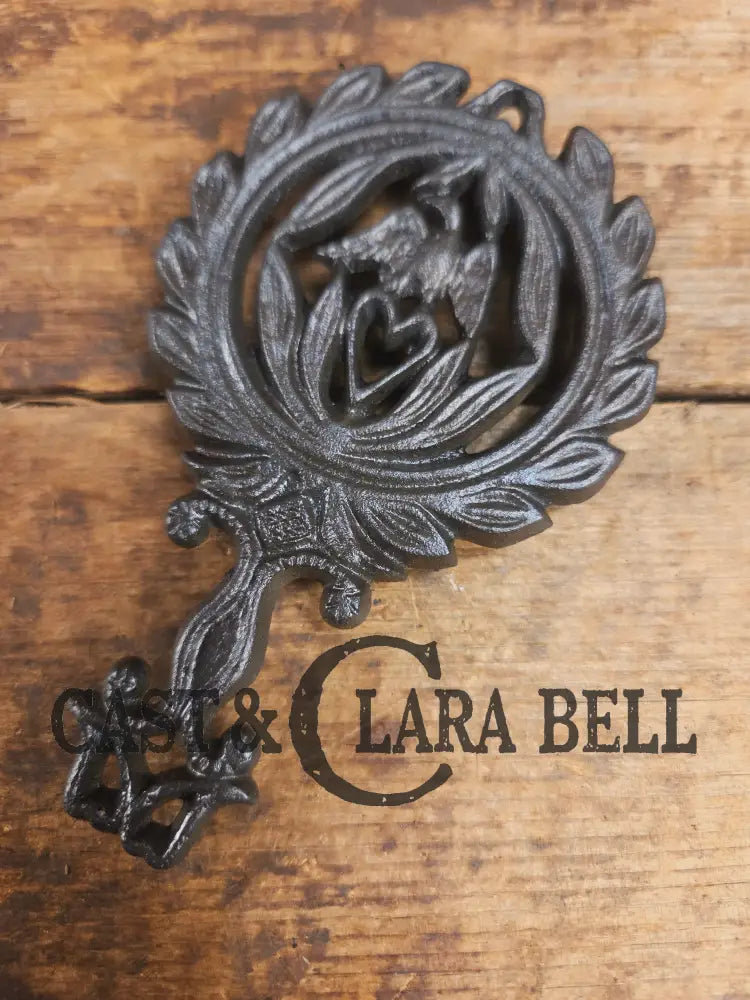 Griswold made small ’American Eagle’ table trivet. #1736 perfect for your kitchen or dinner table! Dutch Ovens Trivets