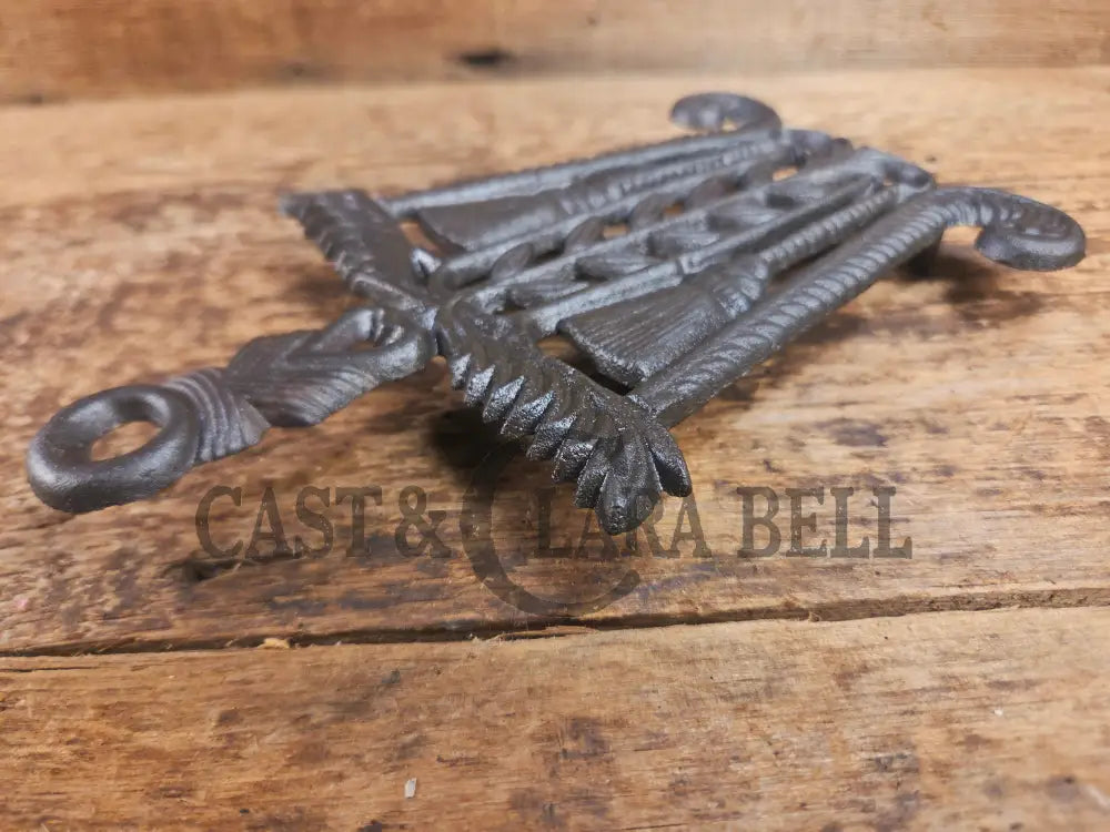 Griswold made ’Tassle and Grain’ table trivet. #1728 perfect for your kitchen or dinner table! Dutch Ovens Trivets &