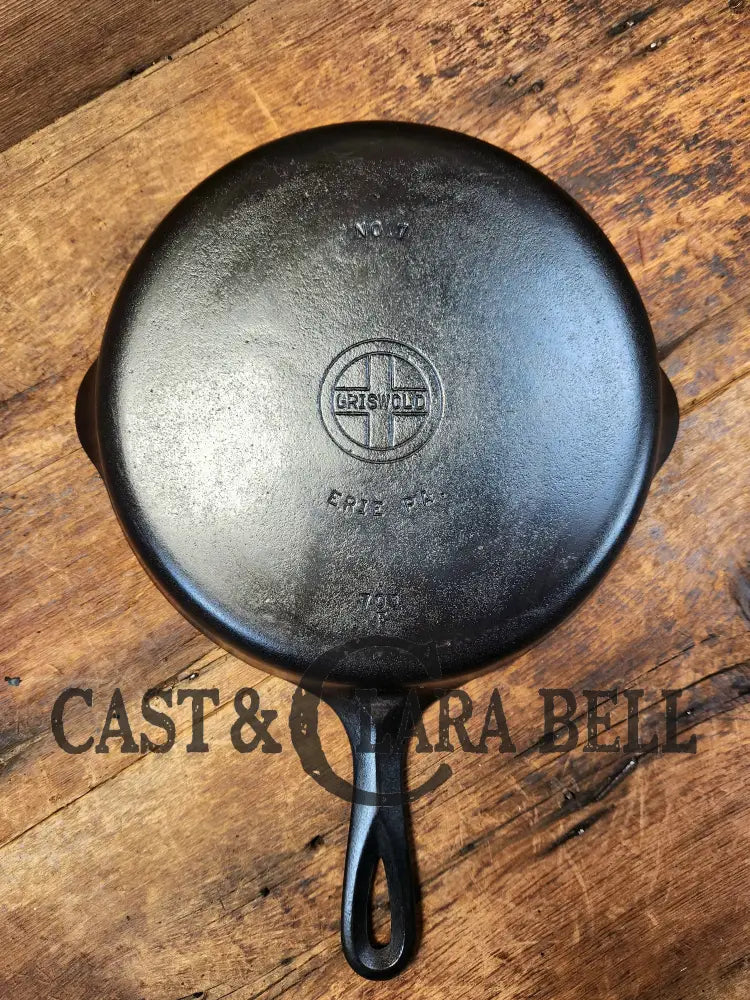 Griswold No. 7 Cast Iron Skillet With Small Block Logo 701