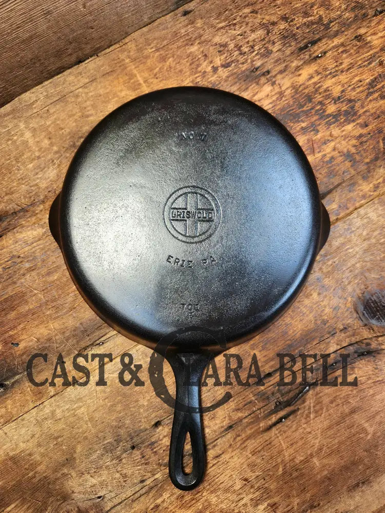 Griswold No. 7 Cast Iron Skillet With Small Block Logo 701