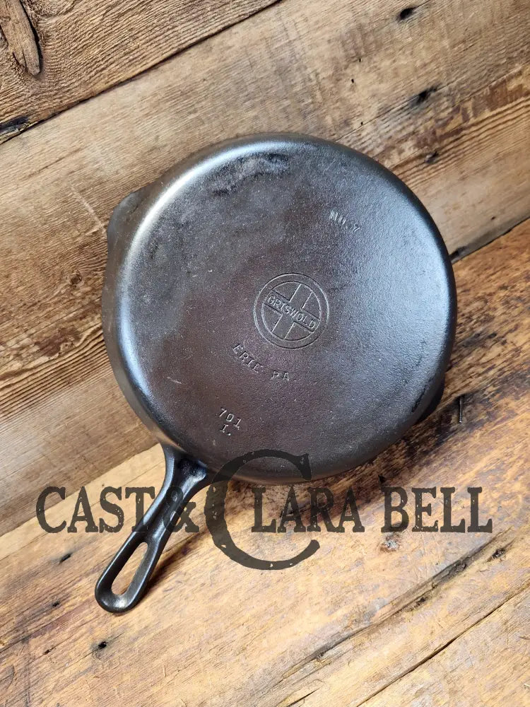 Griswold No. 7 Cast Iron Skillet With Small Block Logo And Grooved Handle 701