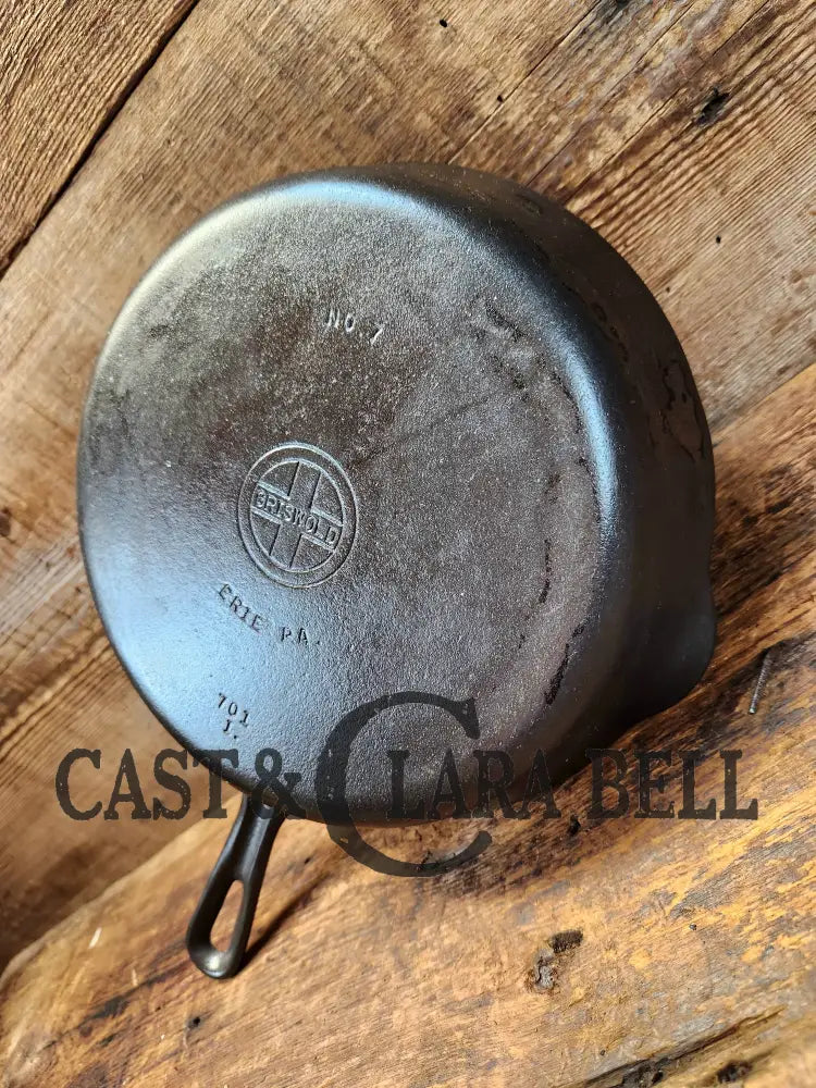 Griswold No. 7 Cast Iron Skillet With Small Block Logo And Grooved Handle 701