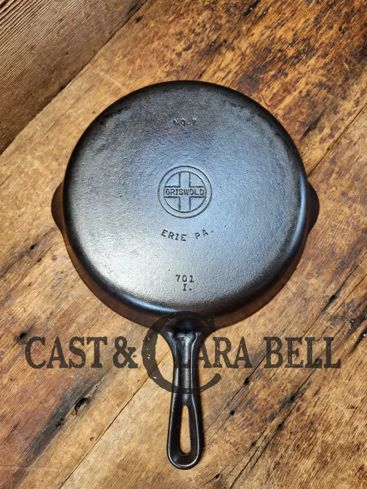 Griswold No. 7 Cast Iron Skillet With Small Block Logo And Grooved Handle 701