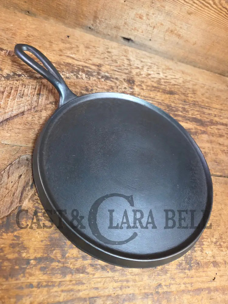 Hard to find 1910’s Early Favorite Piqua Ware #8 Cast Iron Griddle Arc Straight Logo Griddle