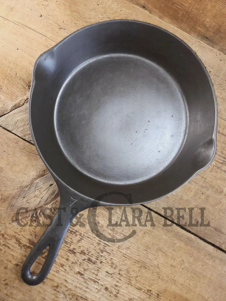 Hard to find 1920’s era ’Center’ Stylized logo Wagner Ware #7 Cast Iron Skillet 1057 A Skillet