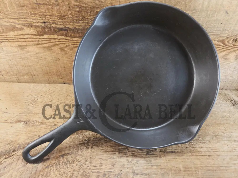 Hard to find 1920’s era ’Center’ Stylized logo Wagner Ware #7 Cast Iron Skillet 1057 A Skillet