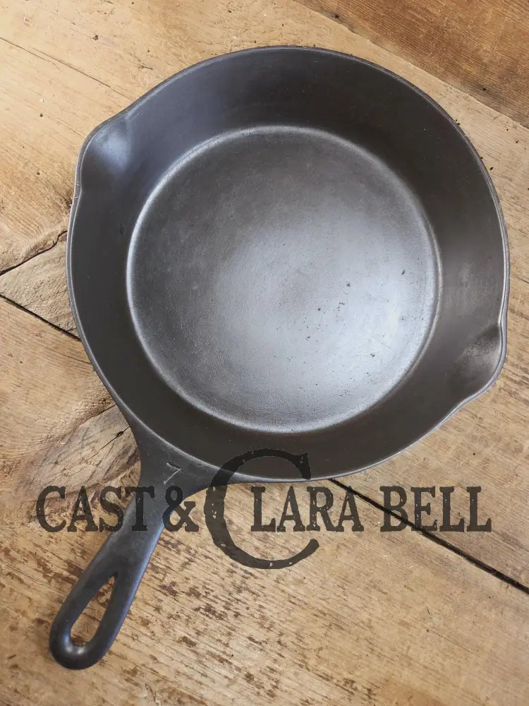 Hard to find 1920’s era ’Center’ Stylized logo Wagner Ware #7 Cast Iron Skillet 1057 A Skillet