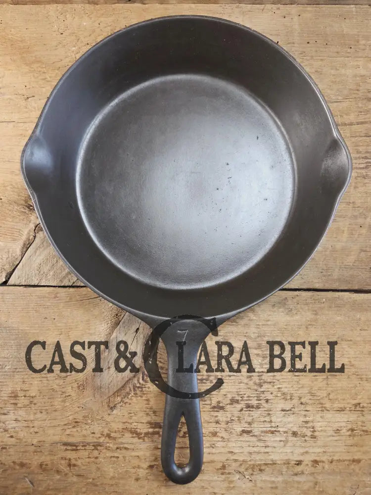 Hard to find 1920’s era ’Center’ Stylized logo Wagner Ware #7 Cast Iron Skillet 1057 A Skillet