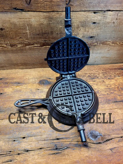 Hard To Find And Beautiful!! 1880’S Griswold No. 7 Waffle Iron With Low Button Hinge Base.