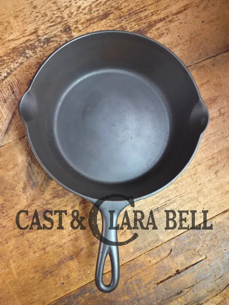 Hard to Find and GORGEOUS 1900 Era Early Wagner ’Arc Straight’ DEEP #8 Skillet. What a special piece to own Skillet