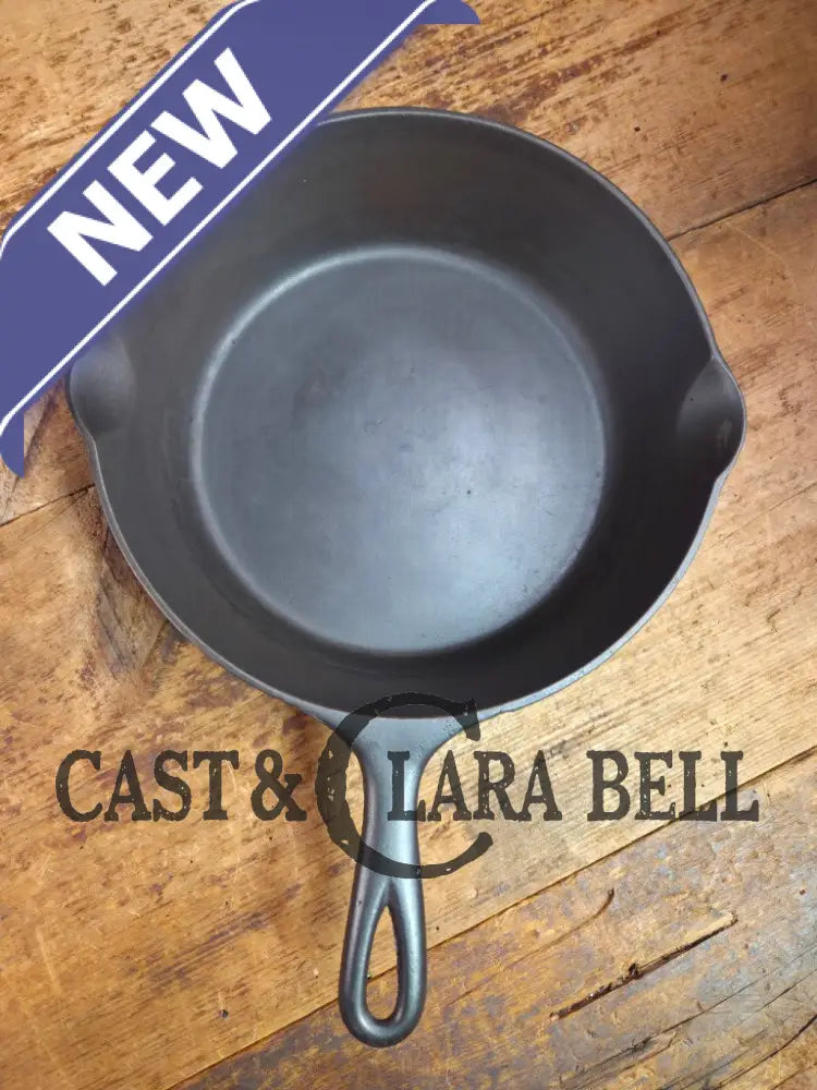 Hard to Find and GORGEOUS 1900 Era Early Wagner ’Arc Straight’ DEEP #8 Skillet. What a special piece to own Skillet