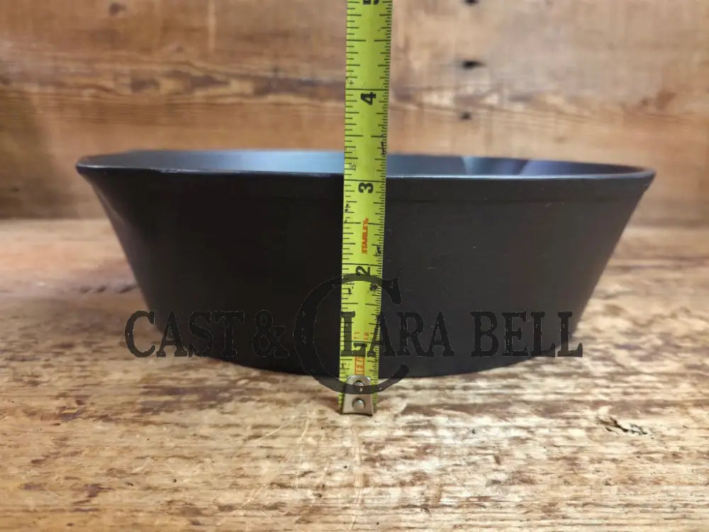 Hard to Find and GORGEOUS 1900 Era Early Wagner ’Arc Straight’ DEEP #8 Skillet. What a special piece to own Skillet