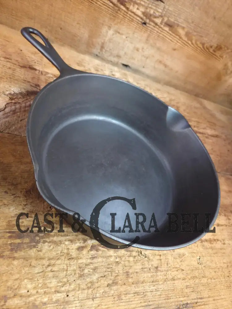 Hard to Find and GORGEOUS 1900 Era Early Wagner ’Arc Straight’ DEEP #8 Skillet. What a special piece to own Skillet