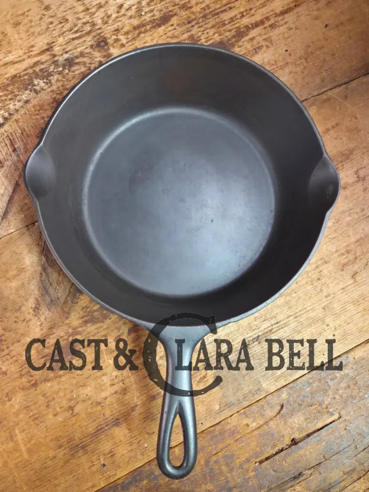 Hard to Find and GORGEOUS 1900 Era Early Wagner ’Arc Straight’ DEEP #8 Skillet. What a special piece to own Skillet