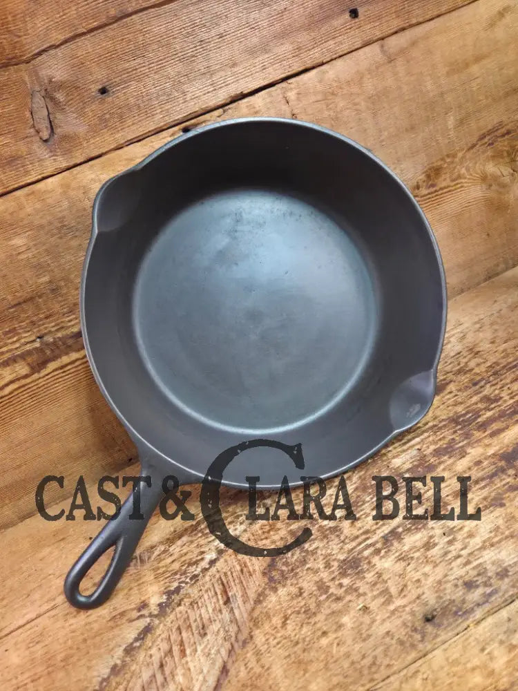 Hard to Find and GORGEOUS 1900 Era Early Wagner ’Arc Straight’ DEEP #8 Skillet. What a special piece to own Skillet