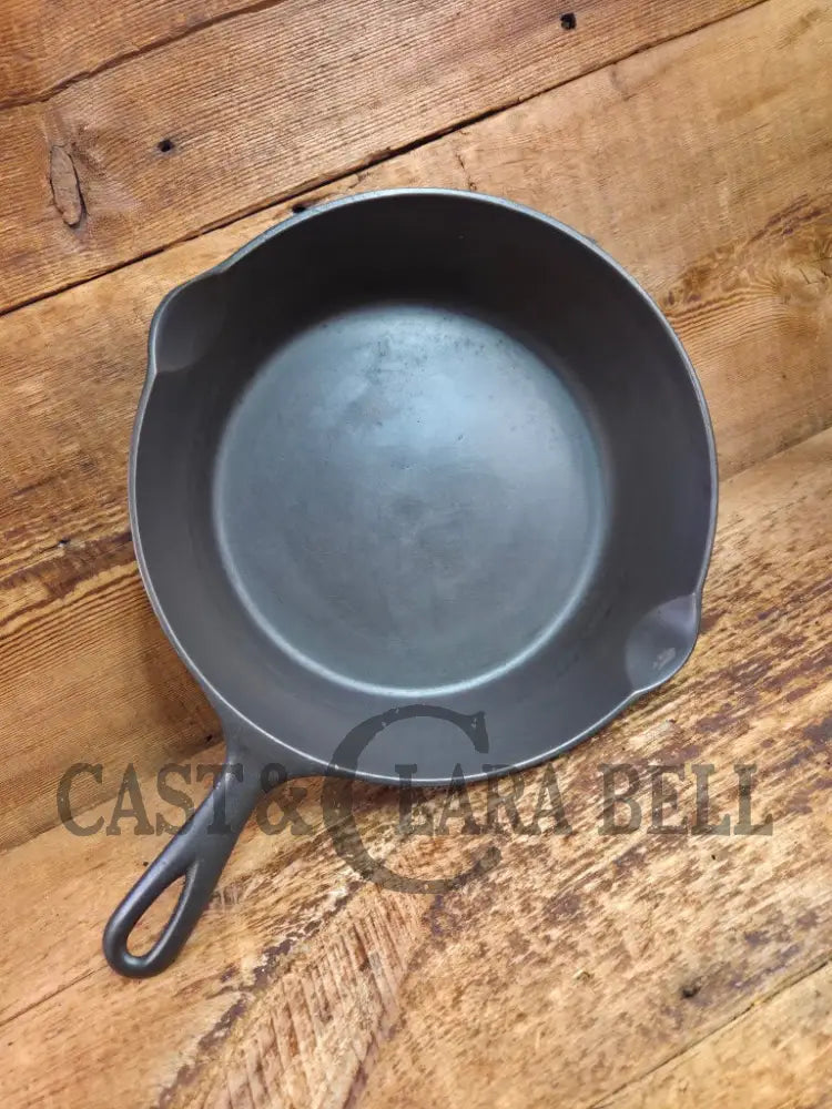 Hard to Find and GORGEOUS 1900 Era Early Wagner ’Arc Straight’ DEEP #8 Skillet. What a special piece to own Skillet