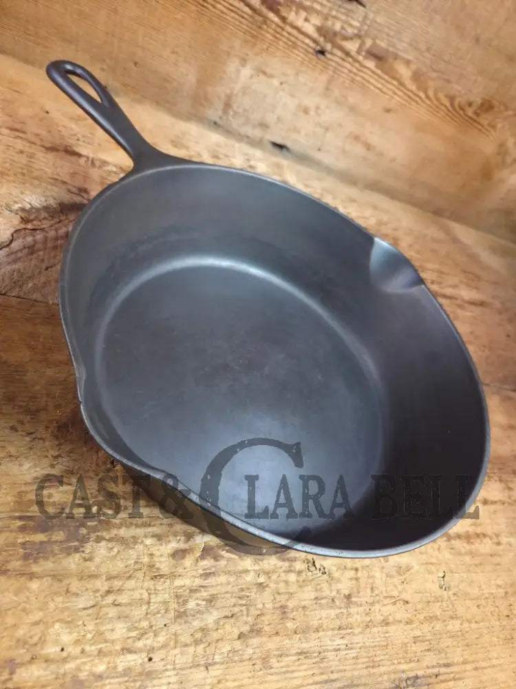 Hard to Find and GORGEOUS 1900 Era Early Wagner ’Arc Straight’ DEEP #8 Skillet. What a special piece to own Skillet
