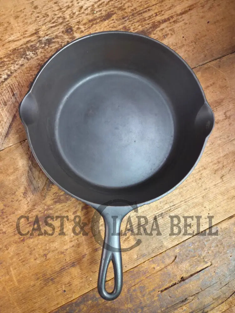Hard to Find and GORGEOUS 1900 Era Early Wagner ’Arc Straight’ DEEP #8 Skillet. What a special piece to own Skillet