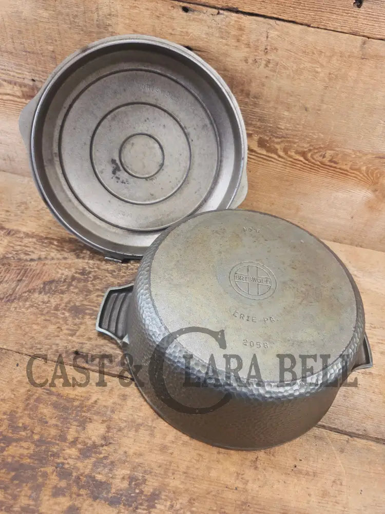 Hard to find 1930’s Hammered AND Duo-Chrome Finish Griswold No. 8 Hinged Dutch Oven w/ Small Logo 2058 - Dutch Ovens