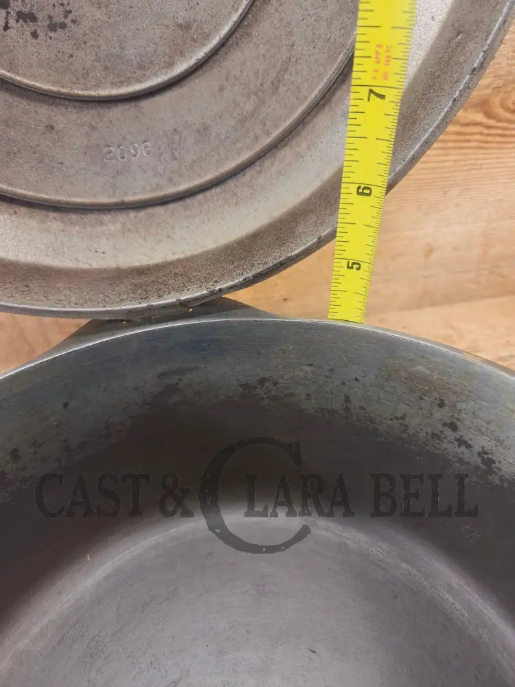 Hard to find 1930’s Hammered AND Duo-Chrome Finish Griswold No. 8 Hinged Dutch Oven w/ Small Logo 2058 - Dutch Ovens