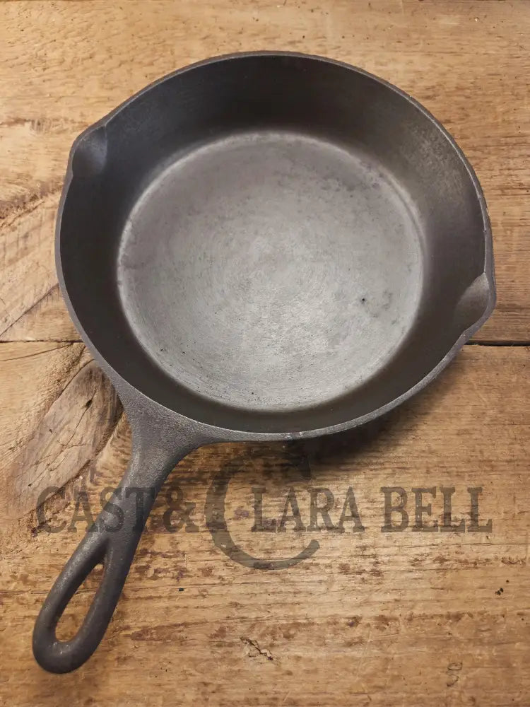 Hard to find in the Lodge Blob Series. 1930’s Lodge #6 Cast Iron Skillet with 3 Notch Heat Ring. Raised Blob makers