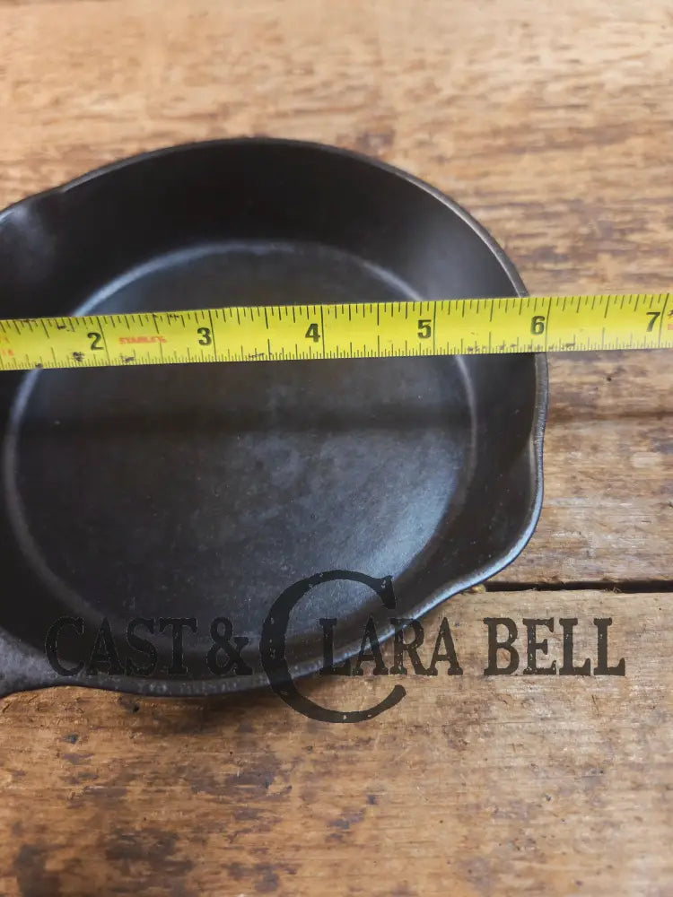 HARD TO FIND! Wagner Ware #2 Cast Iron Skillet. Stylized logo Great collector’s piece Skillet