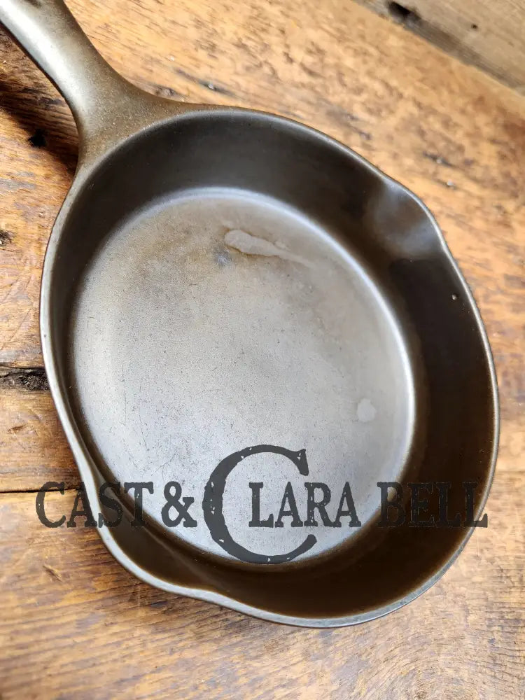 Hard To Find! Wagner Ware #2A Cast Iron Skillet. Stylized Logo Great Collector’s Piece. Sc24