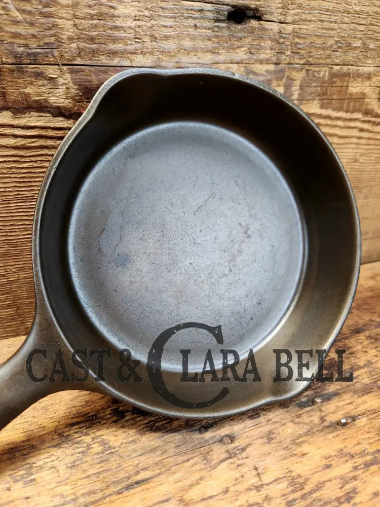 Hard To Find! Wagner Ware #2A Cast Iron Skillet. Stylized Logo Great Collector’s Piece. Sc24