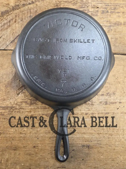 HTF 1920’s Griswold Fully Marked Victor #7 Skillet with Heat Ring 721 B. Fully Restored and Ready to Use! Skillet