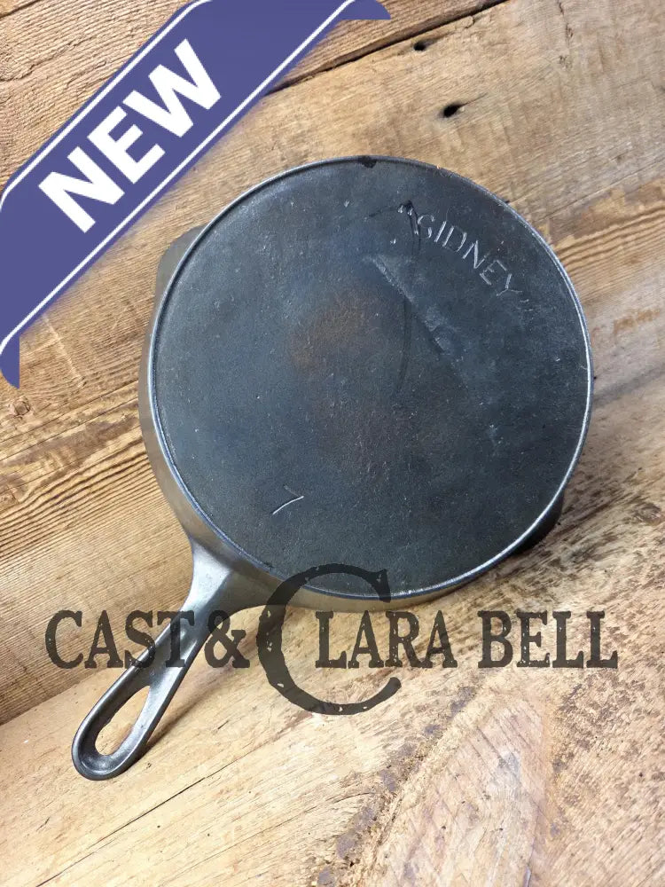 HTF and Gorgeous! 1905 Era Wagner made Sidney ’Arc logo’ #7 Cast Iron Skillet. VERY good condition!