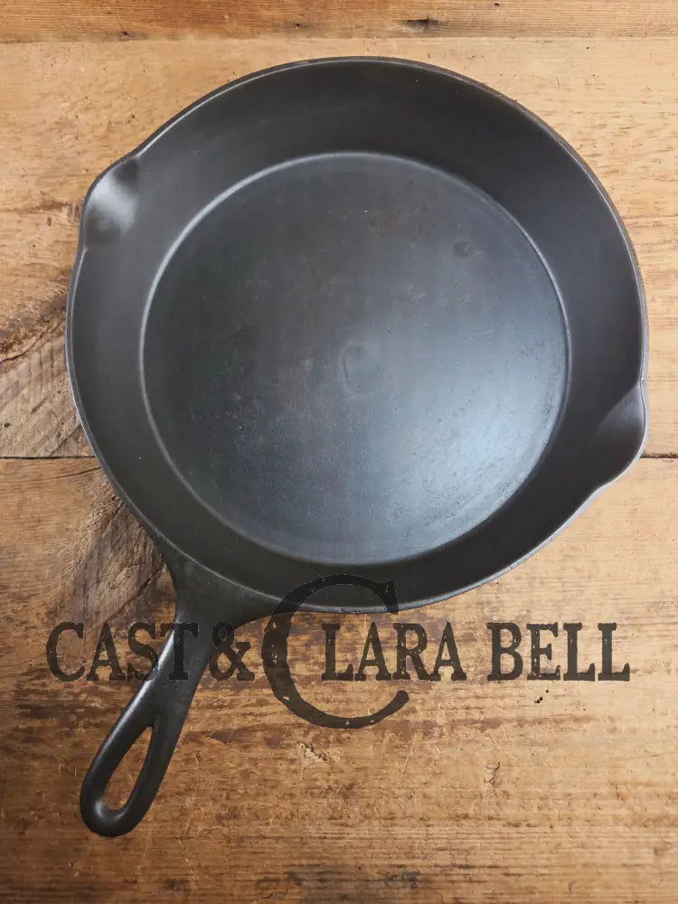 HTF and Gorgeous! Early 1900’s Wagner ’Arc Straight’ logo #10 Cast Iron Skillet. Big skillet for big appetites! Skillet
