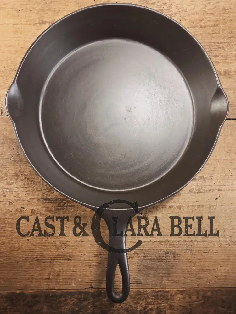 HTF and Gorgeous! Early 1900’s Wagner ’Arc Straight’ logo #10 Cast Iron Skillet. Big skillet for big appetites! Skillet