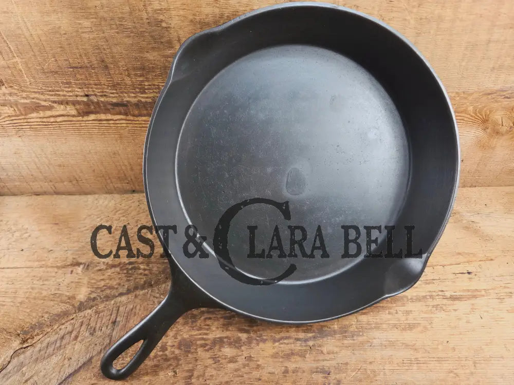HTF and Gorgeous! Early 1900’s Wagner ’Arc Straight’ logo #10 Cast Iron Skillet. Big skillet for big appetites! Skillet