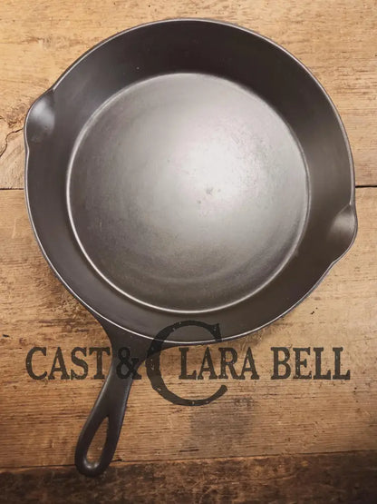 HTF and Gorgeous! Early 1900’s Wagner ’Arc Straight’ logo #10 Cast Iron Skillet. Big skillet for big appetites! Skillet