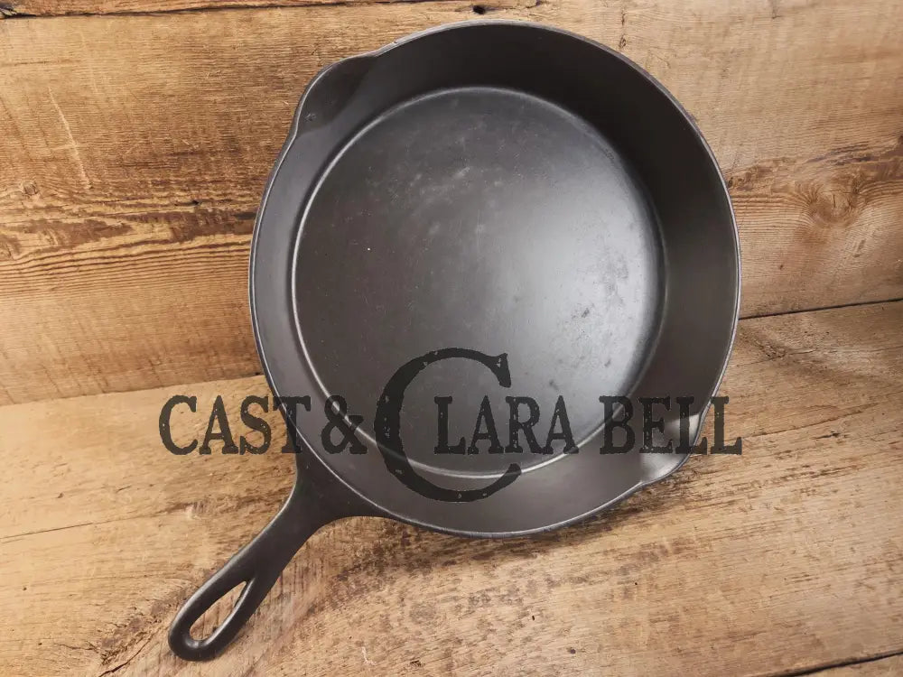 HTF and Gorgeous! Early 1900’s Wagner ’Arc Straight’ logo #10 Cast Iron Skillet. Big skillet for big appetites! Skillet
