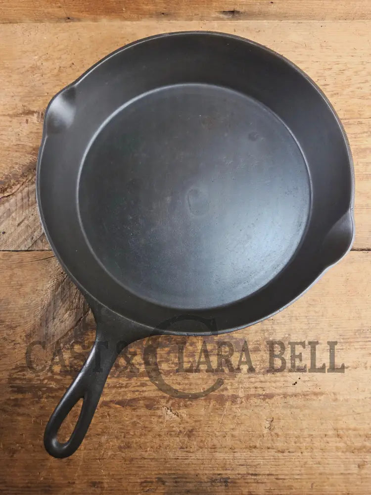 HTF and Gorgeous! Early 1900’s Wagner ’Arc Straight’ logo #10 Cast Iron Skillet. Big skillet for big appetites! Skillet