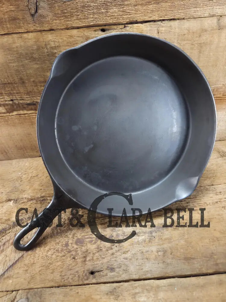 HTF and Gorgeous! Early 1900’s Wagner ’Arc Straight’ logo #10A Cast Iron Skillet. Big skillet for big appetites! SC24