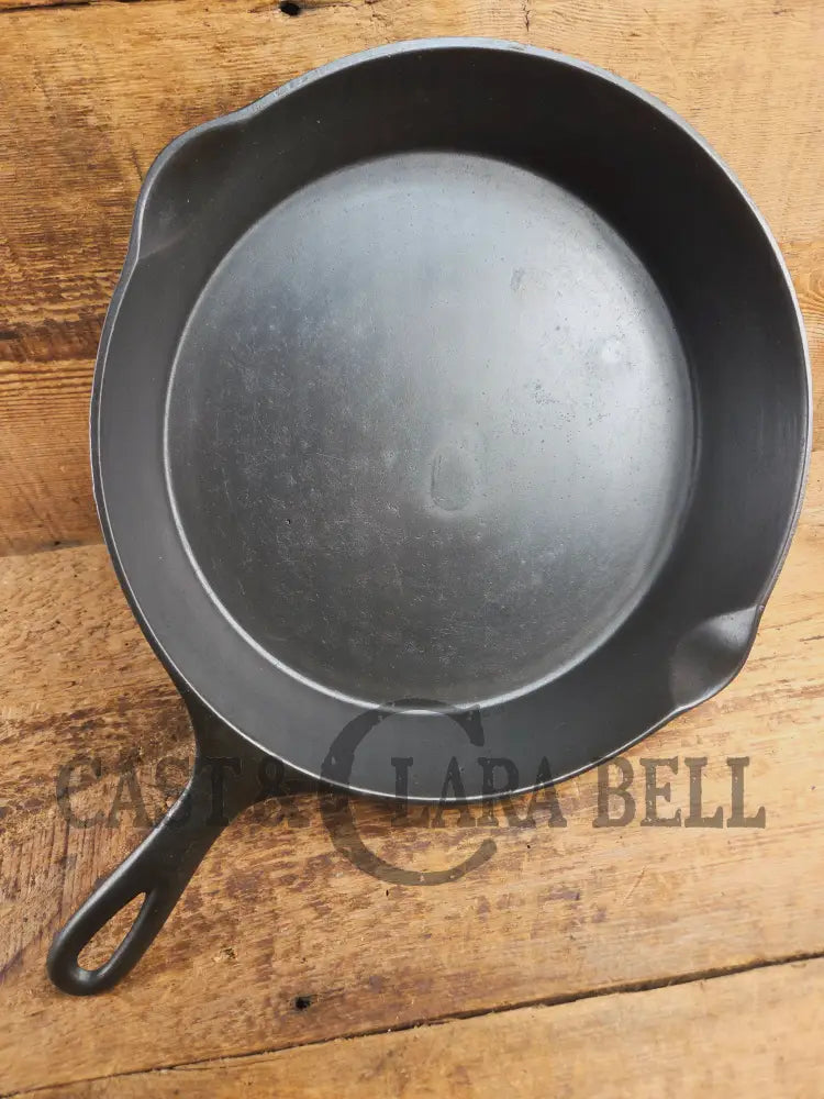 HTF and Gorgeous! Early 1900’s Wagner ’Arc Straight’ logo #10 Cast Iron Skillet. Big skillet for big appetites! Skillet