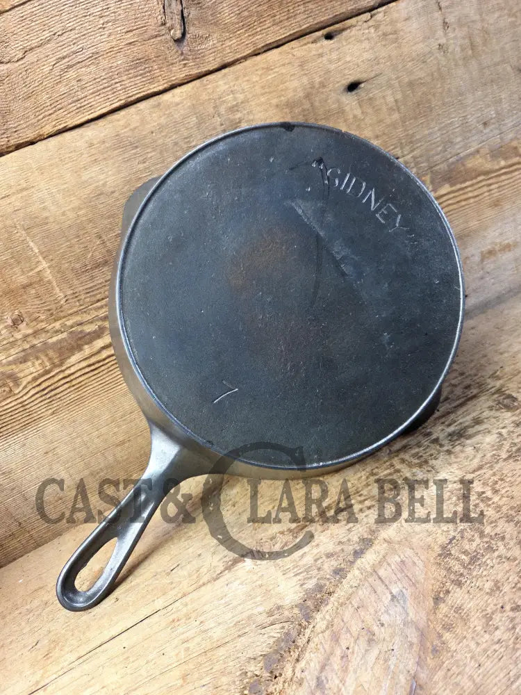HTF and Gorgeous! 1905 Era Wagner made Sidney ’Arc logo’ #7 Cast Iron Skillet. VERY good condition!