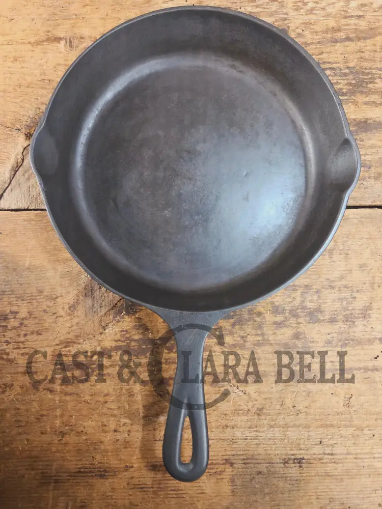 HTF Martin Stove & Range Co. #7 Cast Iron Skillet with ’Hamburger’ Logo. Versatile and elegant Skillet