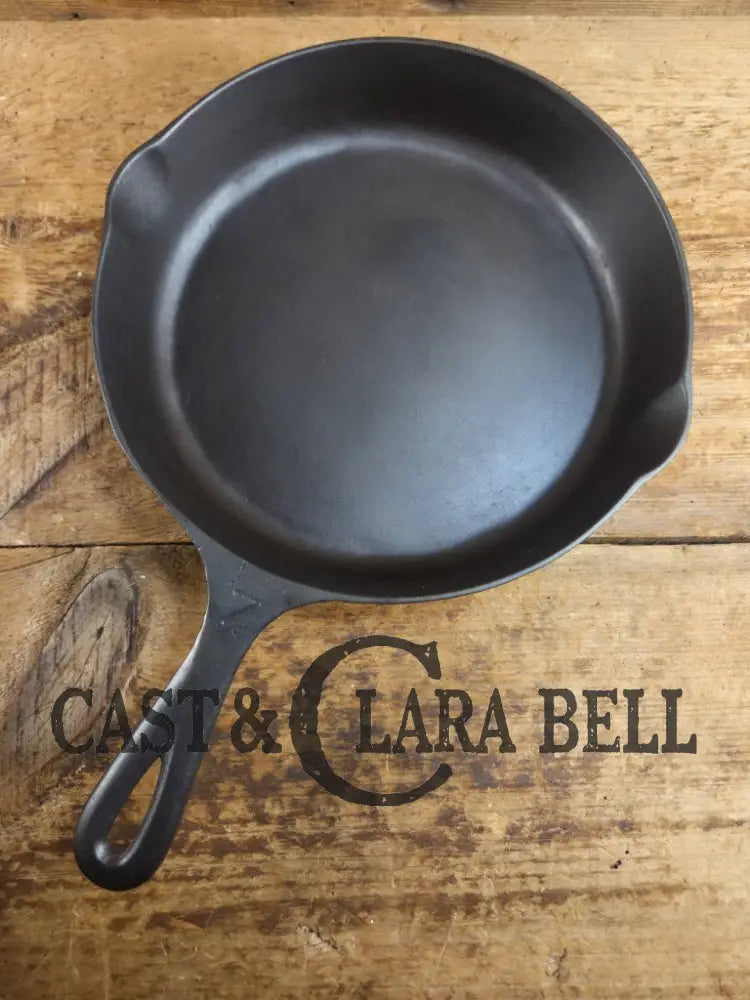 HTF Martin Stove & Range Co. #7 Cast Iron Skillet with ’Hamburger’ Logo. Versatile and elegant Skillet