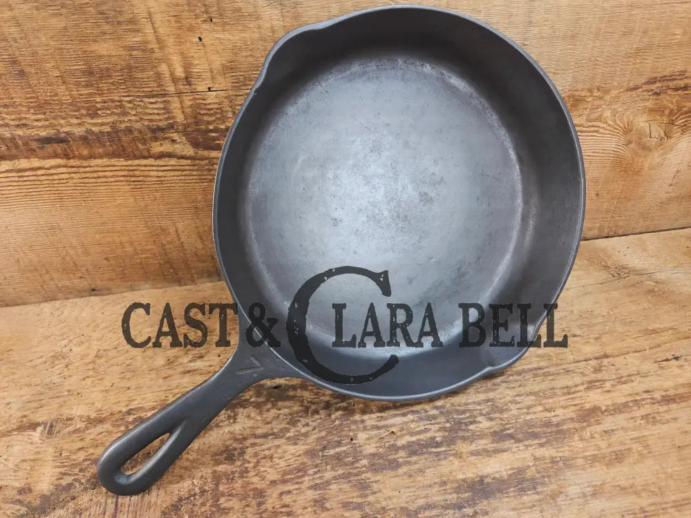 HTF Martin Stove & Range Co. #7 Cast Iron Skillet with ’Hamburger’ Logo. Versatile and elegant Skillet