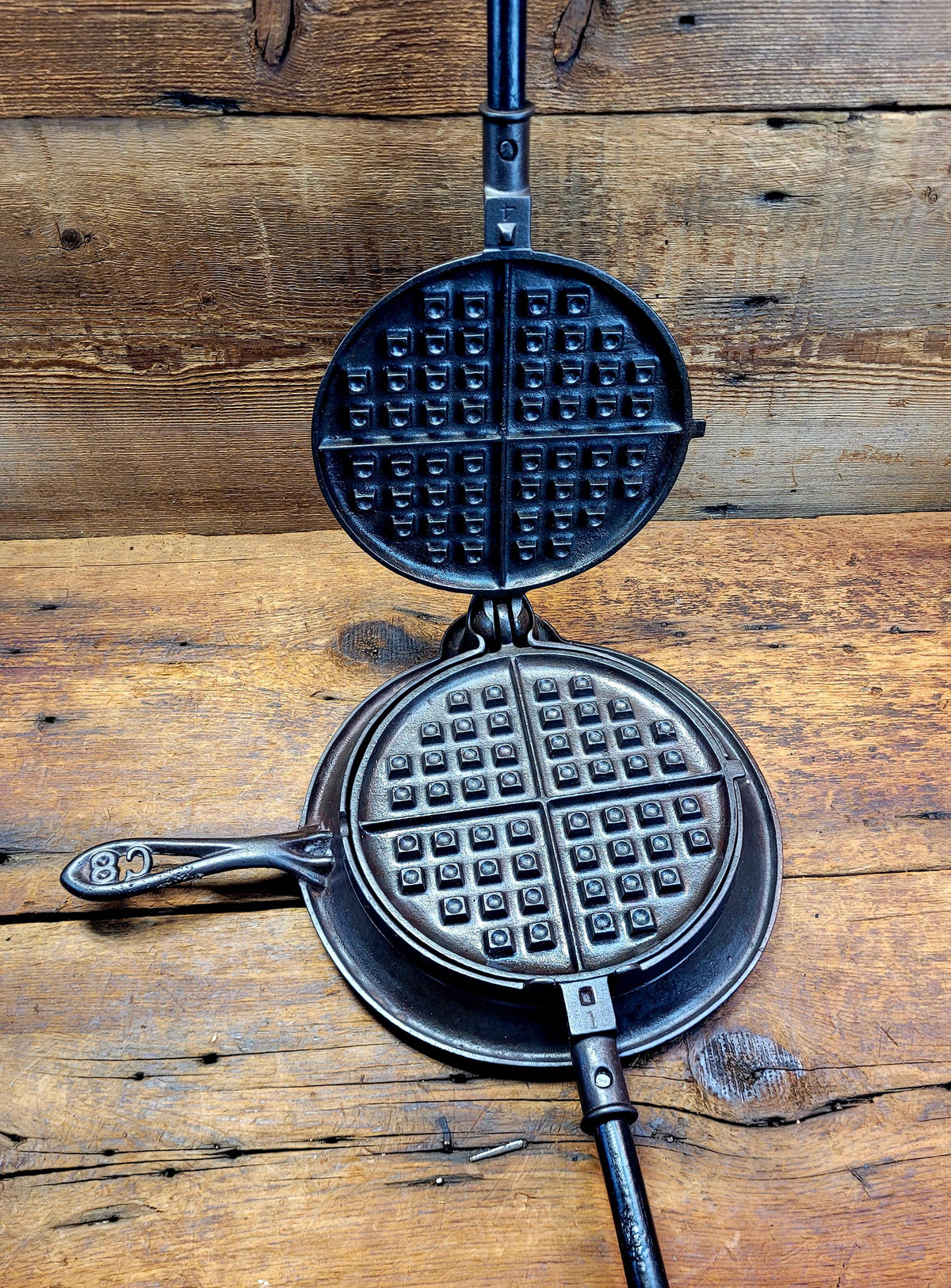 Very Cool! Early 1900’S Fanner Mfg Co No. 8 Crescent Cast Iron Waffle Maker With Low Base. Harder
