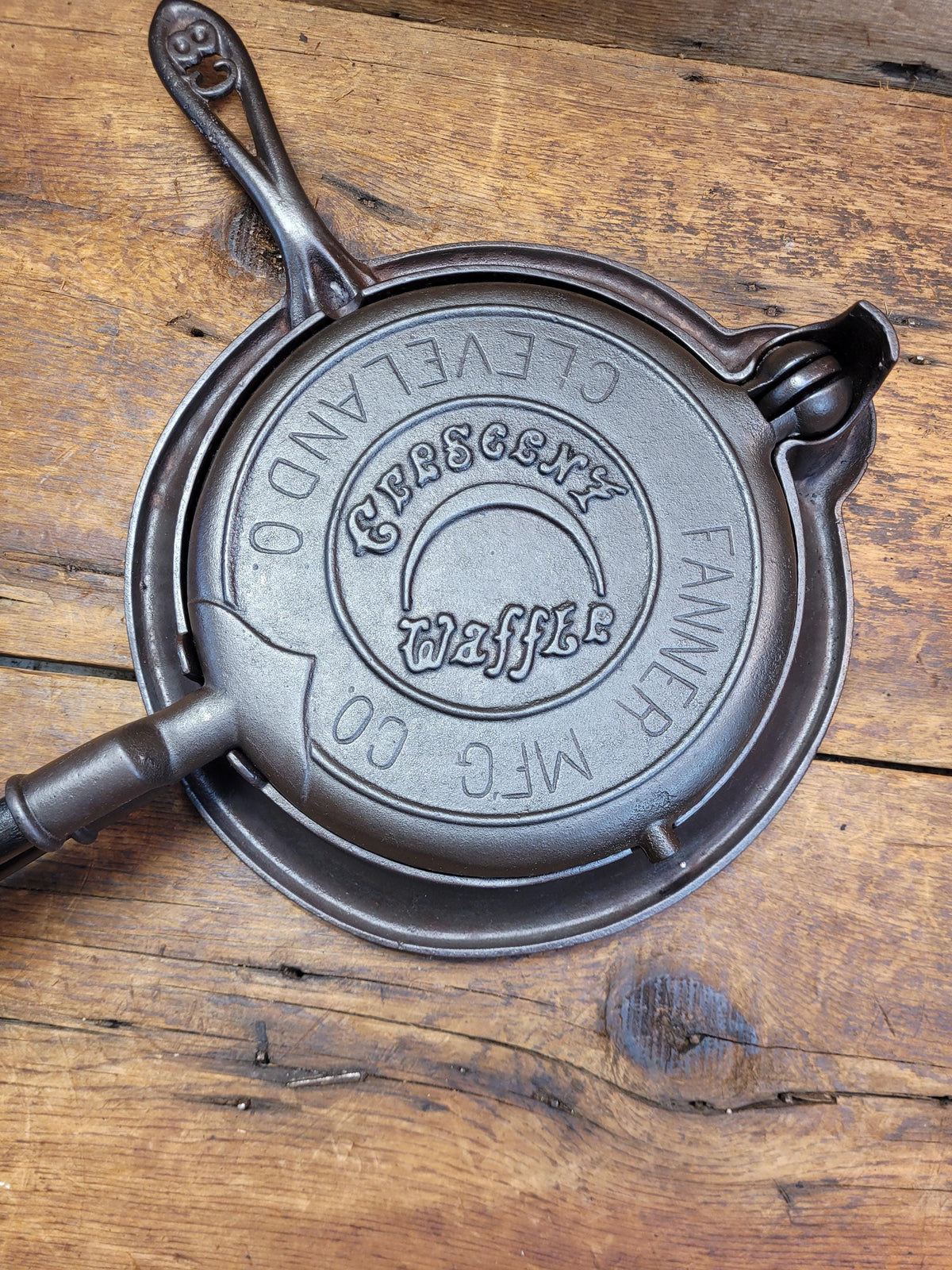 Very Cool! Early 1900’S Fanner Mfg Co No. 8 Crescent Cast Iron Waffle Maker With Low Base. Harder