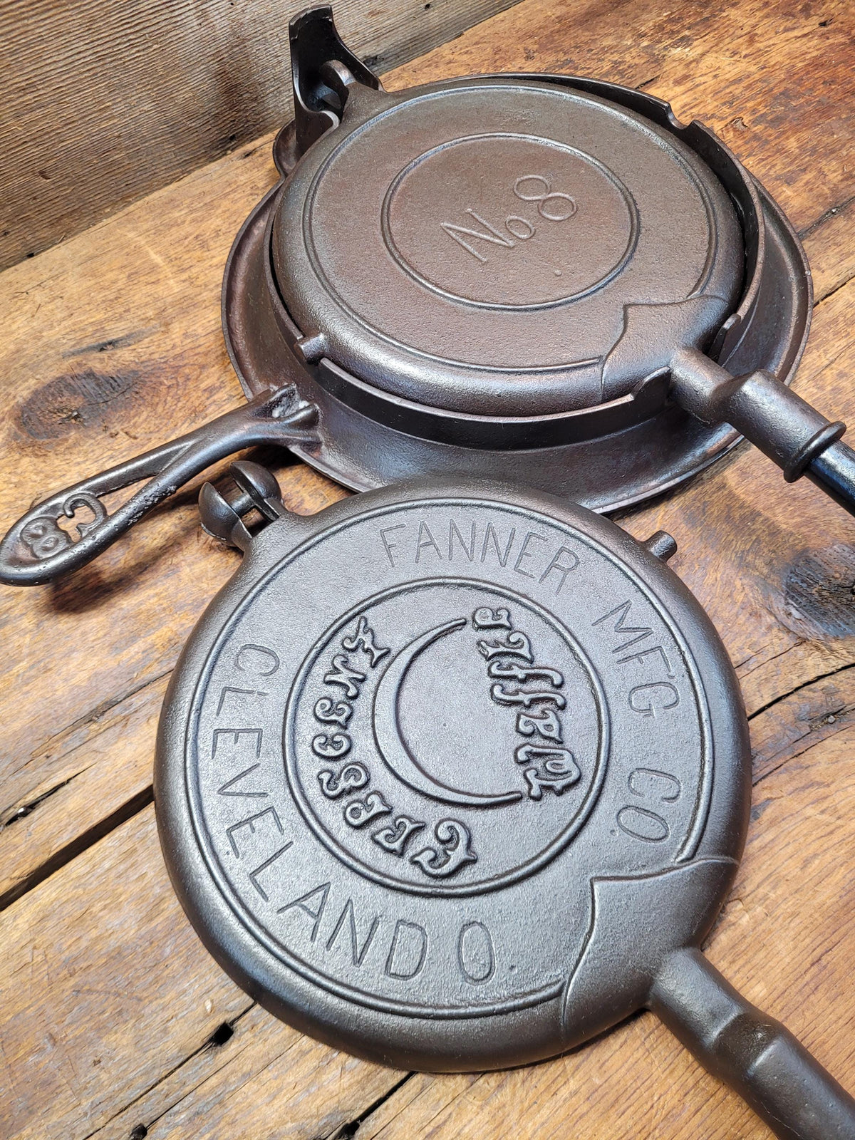 Very Cool! Early 1900’S Fanner Mfg Co No. 8 Crescent Cast Iron Waffle Maker With Low Base. Harder