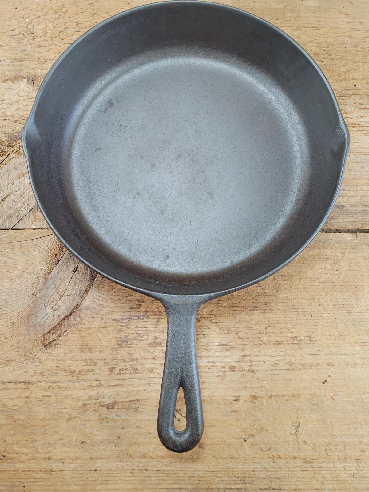 The Classic 8! 1940’s early Birmingham Stove & Range Red Mountain Series #8 Skillet 8C