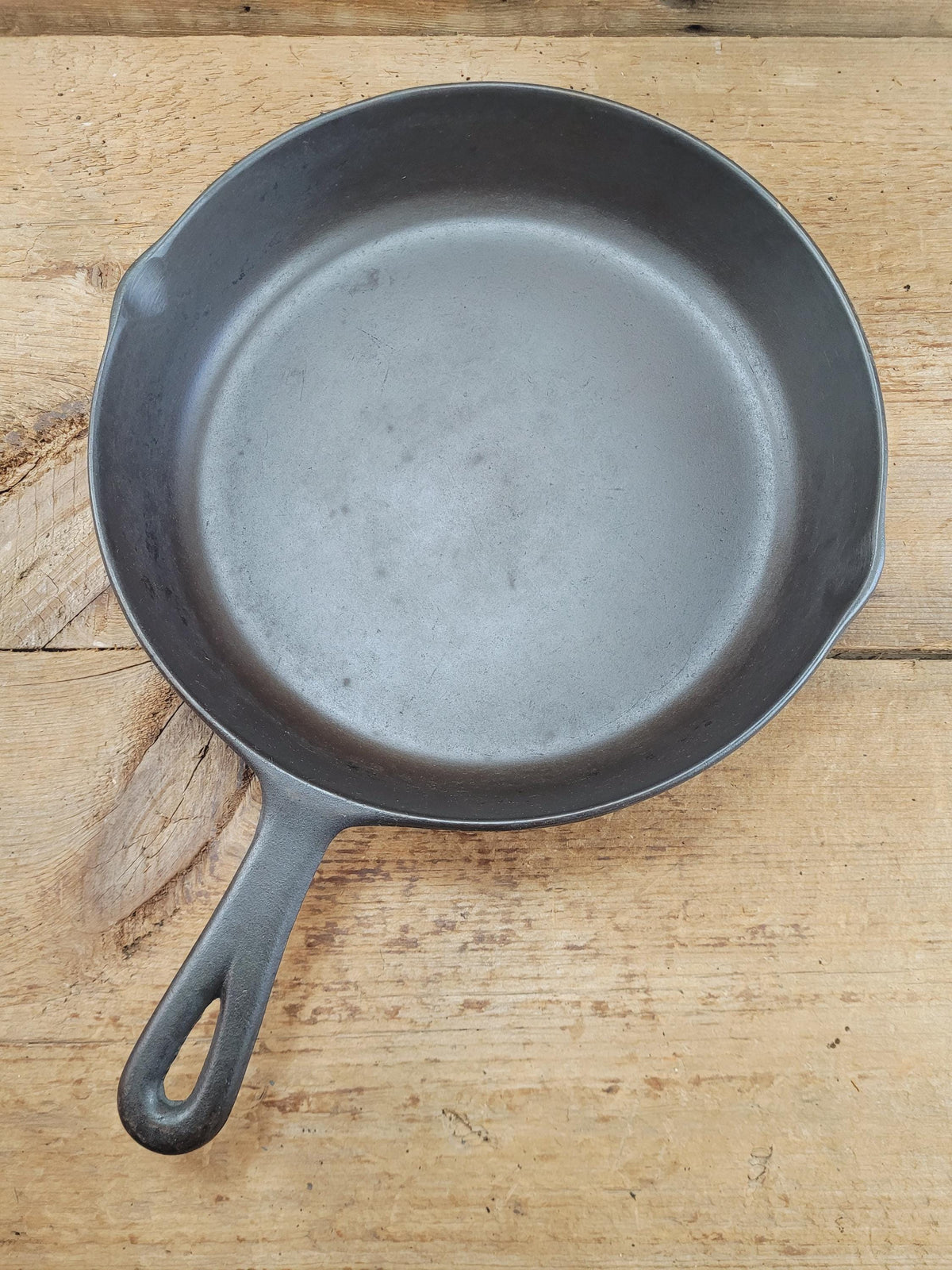 The Classic 8! 1940’s early Birmingham Stove & Range Red Mountain Series #8 Skillet 8C
