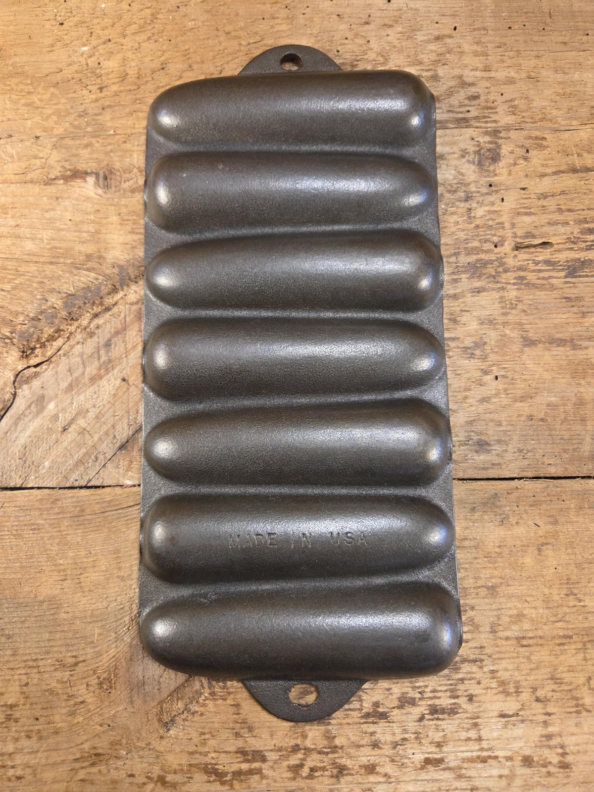 GREAT gift idea! 1950’s Wagner Ware Corn Pone gem pan. Makes wonderful bread sticks & cornbread! SC24 Bakeware