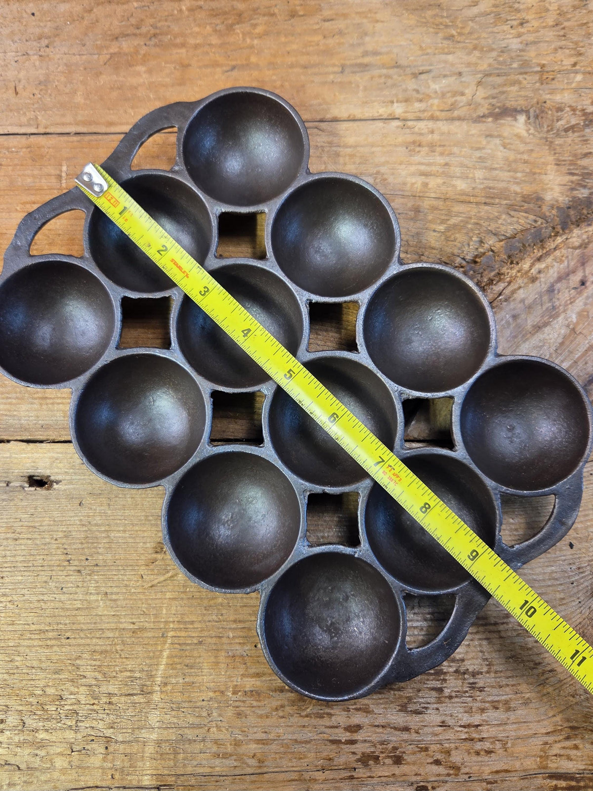 Great gift! 1930’s #9 Wagner ’golf ball’ brownie pan. Open air design gorgeous!